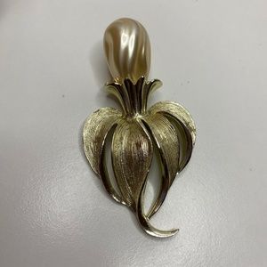 Vintage Sarah Coventry Pearl Brooch Gold Flower Signed